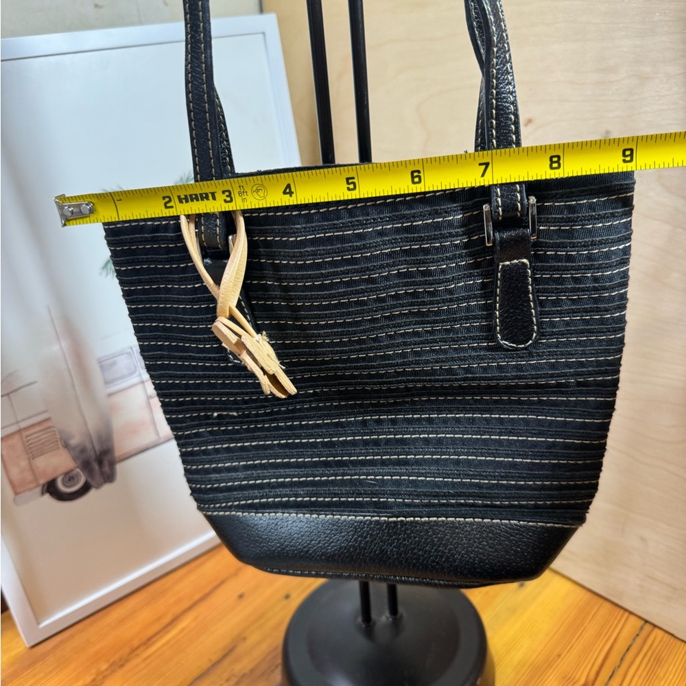 Liz Claiborne Black shoulder bag with Tan Flower Accent - Picture 7 of 8